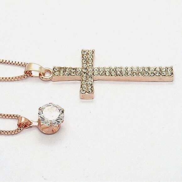 🌻 Betsey Johnson NEW stunning crystal cross necklace 🌻 - Picture 3 of 5